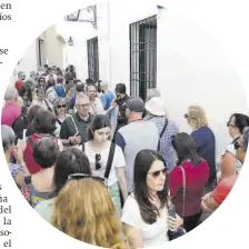  ?? ?? Grandes grupos de turistas por el casco histórico.