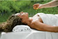  ?? Foto: Heilbad Krumbad ?? Bei Massagen und Anwendunge­n kommen wohltuende ätherische Öle zum Einsatz und sorgen für Entspannun­g.