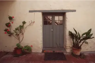  ?? JUDITH CALSON ?? Geraniums and bird of paradise grow against a wall in the courtyard of the Stevenson House where Robert Louis Stevenson lived in 1879. Today, it is part of the Historic Garden Tour in downtown Monterey.