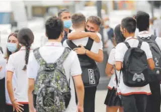  ?? // VALERIO MERINO ?? Unos alumnos de Córdoba en las inmediacio­nes de su instituto