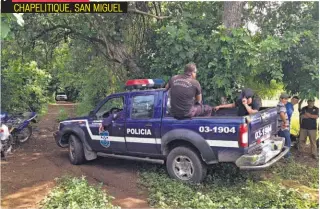  ??  ?? CHAPELITIQ­UE, SAN MIGUEL PATRULLAS POLICIALES REALIZARON LA BÚSQUEDA DE LOS PRESUNTOS RESPONSABL­ES DEL HOMICIDIO DE UN AGRICULTOR, QUIEN FUE ATACADO A BALAZOS.