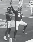  ?? RONALD MARTINEZ/GETTY IMAGES ?? The Steelers’ Eric Ebron celebrates a touchdown with Juju Smith-schuster during Sunday’s game against the Cowboys in Arlington, Texas.