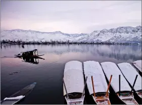  ?? REUTERS ?? A man rows his boat in the waters of the Dal lake on a cold winter morning in Srinagar on Friday.