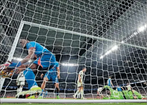  ?? ?? Haidara saca el balón de la portería madridista tras el gol del empate de Orbán, el pasado miercóles en el Santiago Bernabéu.