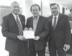  ??  ?? Wong (middle) handing over the letter to Nazri in Parliament yesterday.
