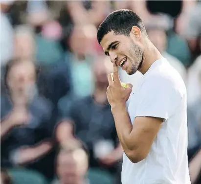  ?? Lyan Pierse / Getty ?? Carlos Alcaraz, durante su partido ante Tallon Griekspoor, este miércoles en Wimbledon