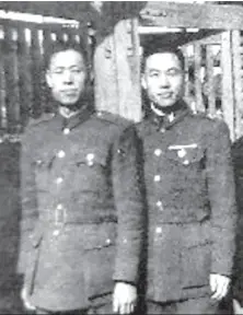  ??  ?? 1946年段伯宇（左）与段仲宇（右）合影