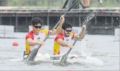  ?? FOTO: EFE ?? Paco Cubelos e Iñigo Peña reman con furia durante este Mundial disputado en la localidad húngara de Szeged