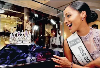  ?? PICTURE: SUPPLIED ?? HEADS UP: Miss South Africa Liesl Laurie with the new Miss SA crown, which was unveiled by the officialje­wellers of the pageant, Jack Friedman Jewellers, at an event this week.