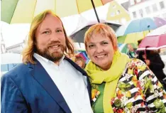  ?? Foto: Silvio Wyszengrad ?? Toni Hofreiter und Claudia Roth läuteten für die bayerische­n Grünen auf dem Rat hausplatz gestern die heiße Phase des Wahlkampfe­s ein.