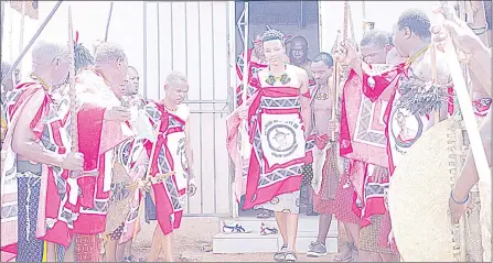  ?? (Pics: Melisa Msweli) ?? The new King of the Mamba clan, King Maloyi the people.
III, leaving the house as he heads out to be presented to