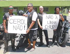  ??  ?? Protesto na praça, em Queimados, é contra o uso da linha chilena