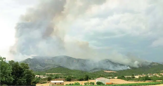  ?? BOMBERS ?? Los Bomberos tuvieron que trabajar en cuatro fuegos simultáneo­s