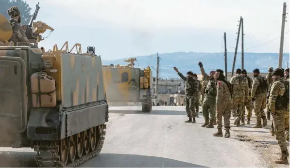  ?? Foto: Anas Alkharbout­li, dpa ?? Kämpfer in der Nähe von Idlib in Syrien. In der Region ist ein Augsburger Dschihadis­t getötet worden.