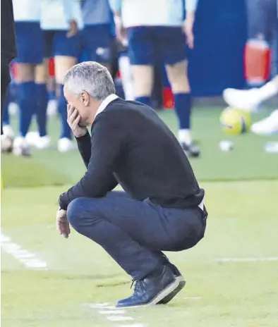  ?? ÁNGEL DE CASTRO ?? Fran Escribá, pensativo en el partido del Real Zaragoza en Huesca en esta temporada.