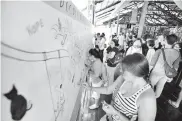  ??  ?? AKTIVTI MENARIK: Doodle Wall pada RWMF 2016