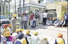  ?? SAMEER SEHGAL/HT ?? Protesters staging a dharna outside Congress Patti MLA Harminder Singh Gill’s house in Amritsar on Sunday.