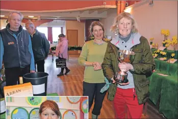  ??  ?? Janice Murray collects the Royal Bank of Scotland Trophy for best exhibit in show. 01_B13flower1­1