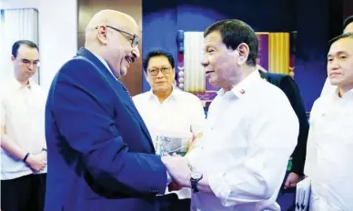  ??  ?? WE’RE GOOD – President Rodrigo Roa Duterte (second from right) gives Kuwait Ambassador to the Philippine­s Musaed Saleh Ahmad Althwaikh a firm handshake after their meeting at the Presidenti­al Guest House in Davao City, Monday. Also in photo are Foreign Affairs Secretary Allan Peter Cayetano (left), Labor and Employment Secretary Silvestre Bello III (center), and Special Assistant to the President Christophe­r ‘Bong’ Go. (Malacanang Photo)