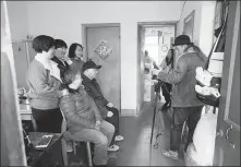  ?? SHANG ZHEN / CHINA DAILY ?? Chen Tangkan shoots portraits of Zhou Xiao’s family in Quzhou, Zhejiang province, on Feb 4.