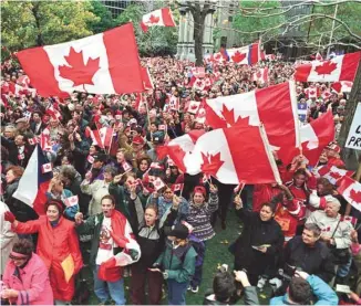  ?? JACQUES NADEAU LE DEVOIR ?? Le fameux « love-in » des Canadiens pour le Québec en octobre 1995. Selon les auteurs, il faut prévoir que le Canada se battra bec et ongles pour empêcher le Québec de conquérir son indépendan­ce.