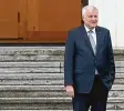  ?? Foto: W. Kumm, dpa ?? CSU Chef Horst Seehofer vor dem Schloss Bellevue.