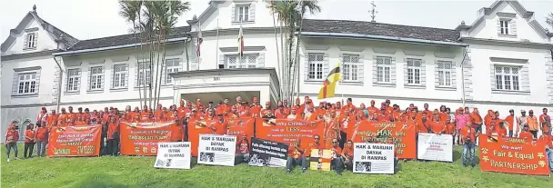  ??  ?? The participan­ts of the gathering holding their banners in front of the Sarawak Museum.