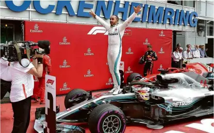  ?? Jens Meyer/Associated Press ?? O britânico Lewis Hamilton comemora vitória no GP da Alemanha em cima de sua Mercedes