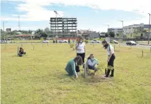  ??  ?? La siembra estuvo a cargo de estudiante­s, voluntario­s y docentes de la UNAE.