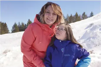  ??  ?? En maman attentionn­ée qu’elle est, Karine Elward souhaite que sa fille Marilou ait un jour son indépendan­ce. Une indépendan­ce encadrée, en raison de sa trisomie 21. Acadie Nouvelle: Vincent Pichard