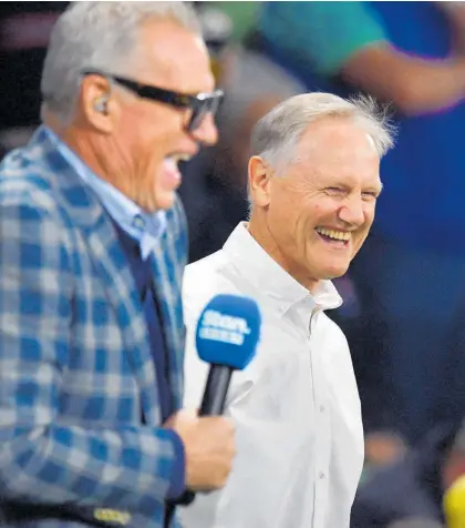  ?? Photo / Photosport ?? Wallabies coach Joe Schmidt (right) talks to Sir John Kirwan in Melbourne last weekend.