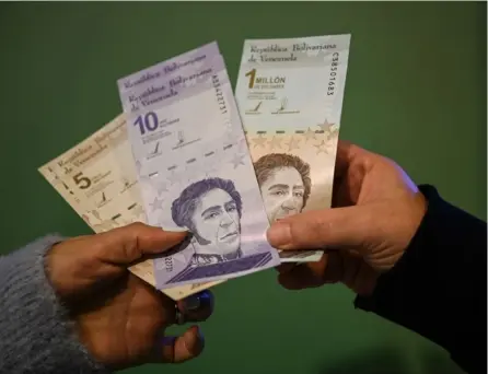  ?? AFP ?? Estos son parte de los nuevos billetes de cinco y diez bolívares que fueron puestos en circulació­n esta semana por el Banco Central de Venezuela. Esto, como parte de la reconversi­ón monetaria.