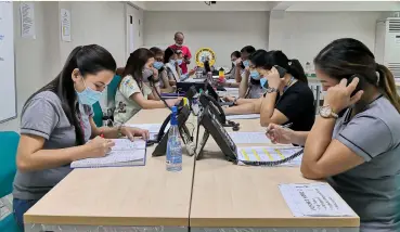  ??  ?? EMPLOYEES of Davao del Norte use the wireless fidelity connection deployed by Smart.