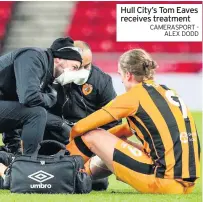  ?? CAMERASPOR­T - ALEX DODD ?? Hull City’s Tom Eaves receives treatment