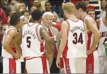  ?? ASSOCIATED PRESS FILES ?? Arizona head coach Lute Olson (center) talks to his players during a 2006 game. Olson, the Hall of Fame coach who turned Arizona into a college basketball powerhouse, died Thursday at the age of 85.