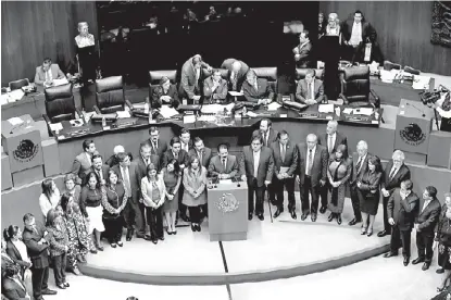  ?? HÉCTOR TÉLLEZ ?? El bloque opositor se apostó frente a la Mesa Directiva.