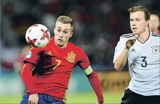  ?? PIOTR NOWAK / AFP ?? Gerard Deulofeu divendres davant del migcampist­a alemany Gerhardt a la final del campionat d’Europa sub-21