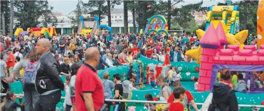  ??  ?? Los niños disfrutaro­n durante toda la jornada de la diversión a bordo de casi una veintena de hinchables en los que saltaron y se deslizaron ante la mirada de sus familias.