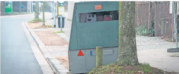  ?? FOTO: BECKERBRED­EL ?? Einer der beiden Blitzeranh­änger, die die Stadt Saarbrücke­n angemietet hat.