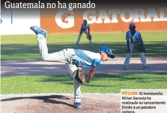  ??  ?? PÍTCHER. El hondureño Kirian Saravia ha realizado su lanzamient­o frente a un pelotero carioca.