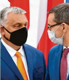  ?? Foto: Czarek Sokolowski, dpa ?? Außenseite­r auf Konfrontat­ionskurs: Der ungarische Regierungs­chef Viktor Orbán und sein polnischer Amtskolleg­e Mateusz Morawiecki.