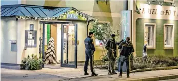  ?? BILD: SN/FMT ?? Polizeibea­mte sicherten nach dem Überfall in Salzburg-Maxglan den Tatort ab.