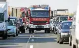  ?? Foto: dpa ?? Gerdae noch genug Platz: Ein Feuerwehrf­ahrzeug fährt durch eine Rettungsga­sse im Stau.