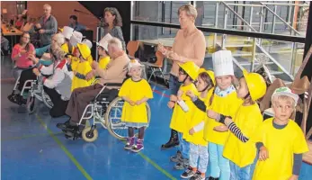  ?? ARCHIV-FOTO: MICHAEL HOCHHEUSER ?? Die Arche, hier Kindergart­enkinder bei einem Auftritt in der Erich-Fischer-Halle im vergangene­n Jahr, muss ob des Andrangs eine „Notgruppe“einrichten.