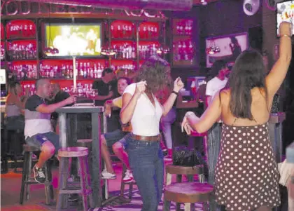  ?? MANUEL MURILLO / CHENCHO MARTÍNEZ ?? Un grupo de jóvenes baila en el interior de un local nocturno.