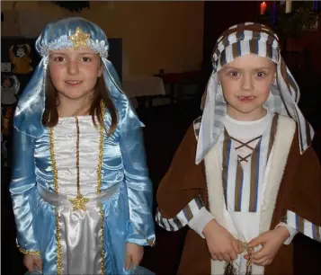  ??  ?? Nicole Byrne and Síofra Dunbar who took part in the Castledock­rell NS Christmas Carol Service last Thursday night.