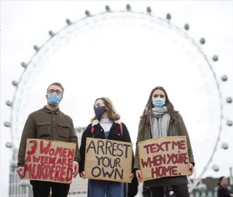 ??  ?? Tres asistentes a las manifestac­iones promovidas por el movimiento Reclaim These Streets, frente al London Eye.
