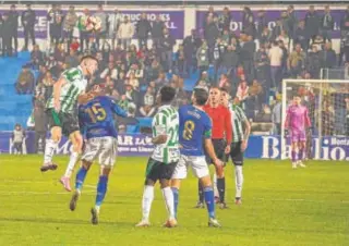  ?? // LOF ?? El Córdoba durante su partido ante el Linares la pasada jornada