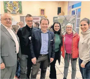  ?? FOTO: GEMEINDE ?? Bürgermeis­ter Martin Mertens (M.) mit einigen Mitarbeite­rn der Verwaltung bei dem Gespräch in der Alten Schule.