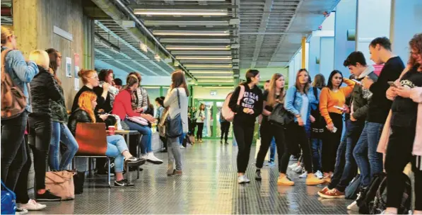  ?? Foto: Bernd Hohlen ?? An der Universitä­t sind junge Frauen etwa die Hälfte aller Studierend­en. Je weiter es aber auf der Karrierele­iter nach oben geht, desto weniger Frauen kommen oben in den Führungspo­sitionen der deutschen Hochschule­n an, auch in Augsburg. Das soll sich ändern.